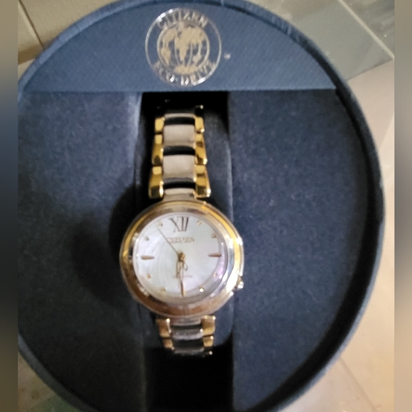 Citizens women's Eco-Drive watch with a pearl face and gold trim and a gold hand - Picture 5 of 13
